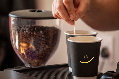 Sprievodca tyčinkami na miešanie kávy: Miešadlá pre kaviarne a značky